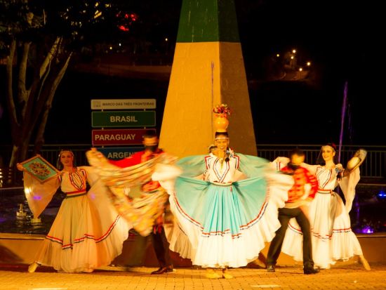 3ヶ国（アルゼンチン・ブラジル・パラグアイ）の国境地点散策ツアー＜日本語ガイド／送迎あり／夕方発／ダンスショー・観覧車付きプラン有＞