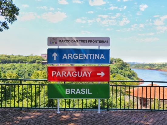 3ヶ国（アルゼンチン・ブラジル・パラグアイ）の国境地点散策ツアー＜日本語ガイド／送迎あり／夕方発／ダンスショー・観覧車付きプラン有＞