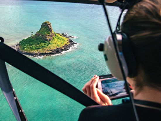 ヘリコプター遊覧飛行　ドアなしでスリル満点 ダイヤモンドヘッドや真珠湾、オアフ島周遊にサンセットコースあり ＜フライト20～60分／英語パイロット＞