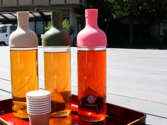 茶畑の中に作られた「お茶テラス」で愉しむ煎茶体験「秀翠園」4代目に教わる美味しいお茶の淹れ方＆飲み比べ＜お茶菓子付き／1.5時間／津和野町＞