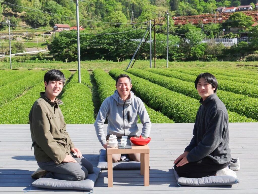 茶畑の中に作られた「お茶テラス」で愉しむ煎茶体験「秀翠園」4代目に