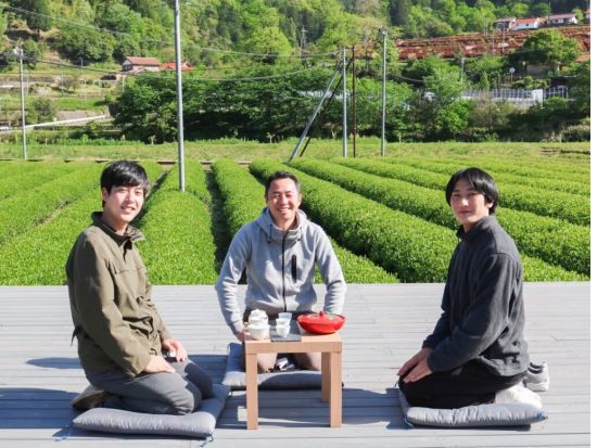 茶畑の中に作られた「お茶テラス」で愉しむ煎茶体験「秀翠園」4代目に教わる美味しいお茶の淹れ方＆飲み比べ＜お茶菓子付き／1.5時間／津和野町＞