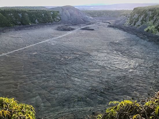 12火口底のトレイルをのぞむ