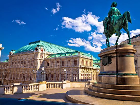 Austria_Vienna State Opera House Square_shutterstock_1133399741