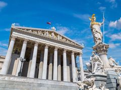 Austria_Vienna_Parliament_pixta_75983281_M