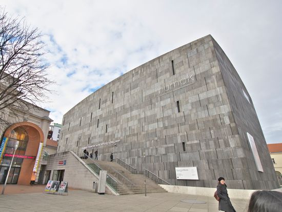 Austria_Vienna_Museum moderner Kunst Stiftung Ludwig Wien_pixta_4218710_M