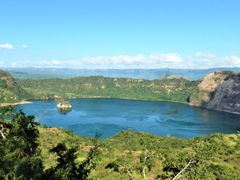 Philippines_Tagaytay_Taal Lake_shutterstock_522305800