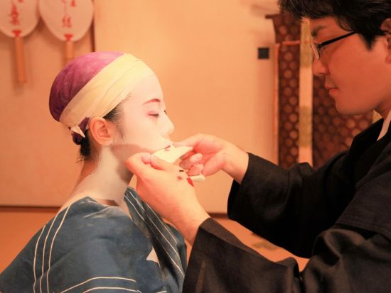 花街文化に精通する顔師（化粧師）が舞妓さんや京都の文化をご説明！舞妓さん派遣プラン 舞鑑賞2曲＋記念撮影＋舞妓さんへの質問コーナー ＜宿泊先等催行／京都市内＞