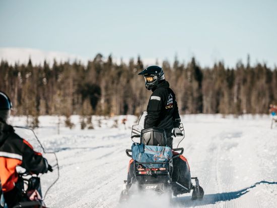 スノーモービルで行く！アイスフィッシング＆スノーシュー体験ツアー＜12～4月初旬／昼食付／ロヴァニエミ発＞