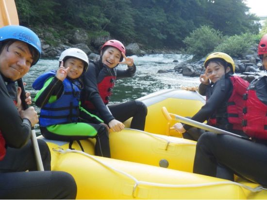 即予約確定！水上ラフティングツアー 全国的にも有名なラフティングスポットで川下りを体験 中学生以上から参加OK＜午前・午後／みなかみ町＞