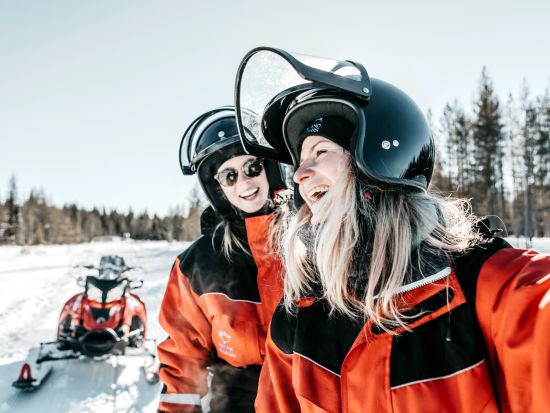 スノーモービルで行く！アイスフィッシング体験ツアー＜12～4月初旬／午前／ロヴァニエミ発＞