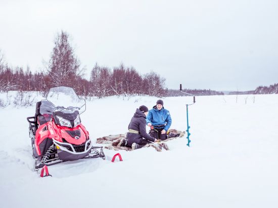 スノーモービルで行く！アイスフィッシング体験ツアー＜12～4月初旬／午前／ロヴァニエミ発＞