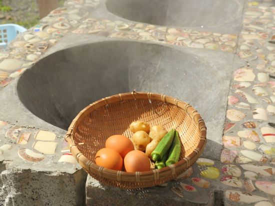 秘湯うなぎ温泉とスメ体験 鰻温泉名物の天然かまど「スメ」で四季の野菜や卵を蒸して試食＜指宿市＞ by NPO法人 指宿観光&体験の会