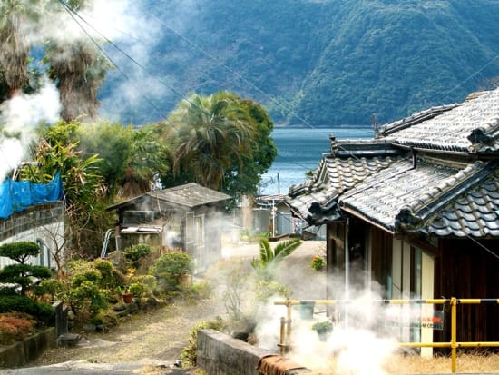 ②鰻温泉は噴火口にできた小村。あちこちから蒸気が上がる