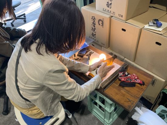 指宿焼酎蔵見学ツアー オリジナルラベルを五合瓶に貼りお持ち帰り　＜約1時間／指宿市＞ by NPO法人 指宿観光&体験の会 