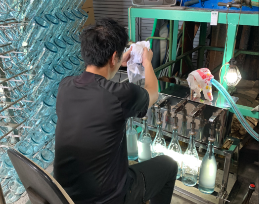 指宿焼酎蔵見学ツアー オリジナルラベルを五合瓶に貼りお持ち帰り　＜約1時間／指宿市＞ by NPO法人 指宿観光&体験の会 