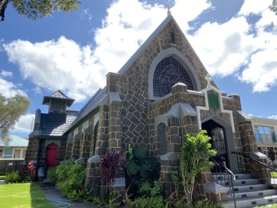 ハワイ　チャペルフォト　エピファニー教会　歴史あるステンドグラスが美しいレンガ造りの教会で撮影　ビーチフォト付きや挙式プランから選べる（撮影・衣装・メイク）