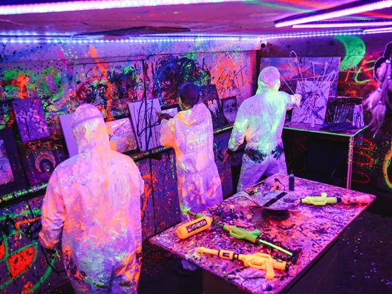 スプラッターアート体験　アートにルールなしで部屋中がキャンバスに！＜カカアコ＞By. Break'N Anger