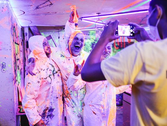 スプラッターアート体験　アートにルールなしで部屋中がキャンバスに！＜カカアコ＞By. Break'N Anger