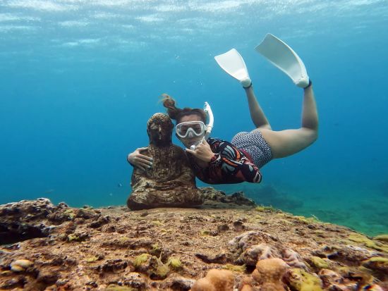 少人数制スキンダイビングツアー　初心者OK！透明度抜群の西オアフで、海と一体となって自由に泳ぐ素潜り体験＜ビーチエントリー／日本語インストラクター／送迎付き＞