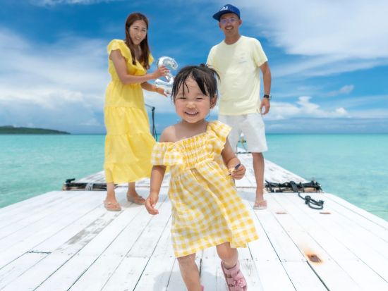 ファミリーフォトツアー　17ENDや渡口の浜などご希望の場所へご案内＆写真撮影　家族みんなで笑顔あふれる素敵な写真を残そう＜2～5名／宮古島＞