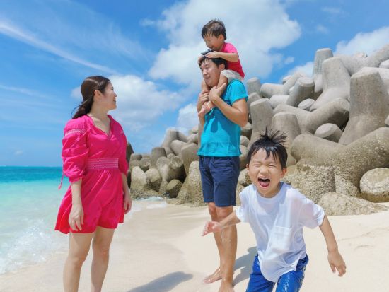 ファミリーフォトツアー　17ENDや渡口の浜などご希望の場所へご案内＆写真撮影　家族みんなで笑顔あふれる素敵な写真を残そう＜2～5名／宮古島＞
