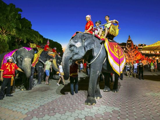 プーケットファンタシー入場券 タイ最大級のテーマパークで人気の象やトラの動物ショーを満喫＜往復シャトル＞