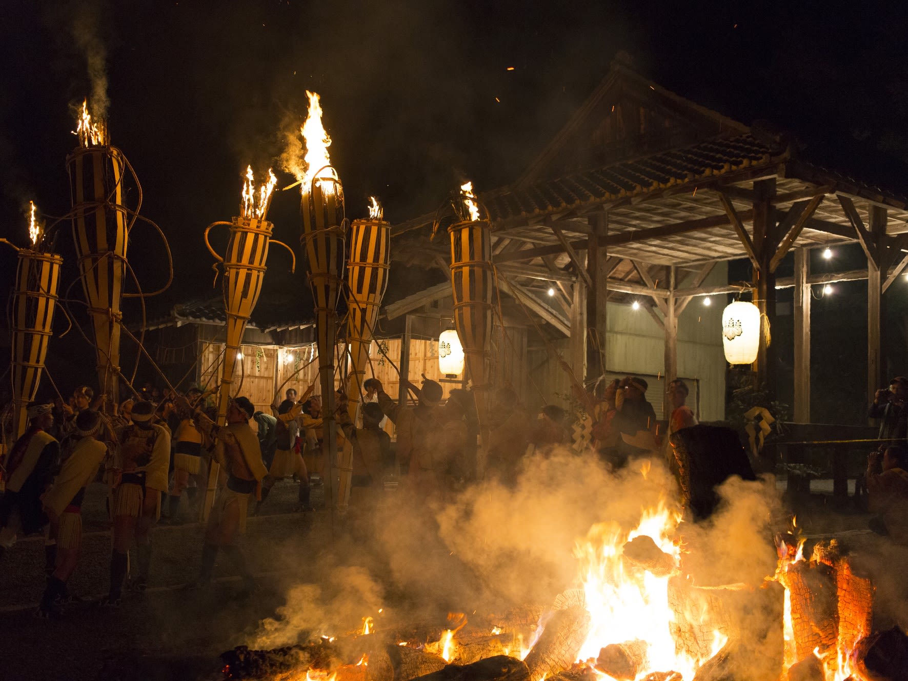 鞍馬の火祭」鑑賞ツアー 深夜のフィナーレまで鑑賞できる夜食付き