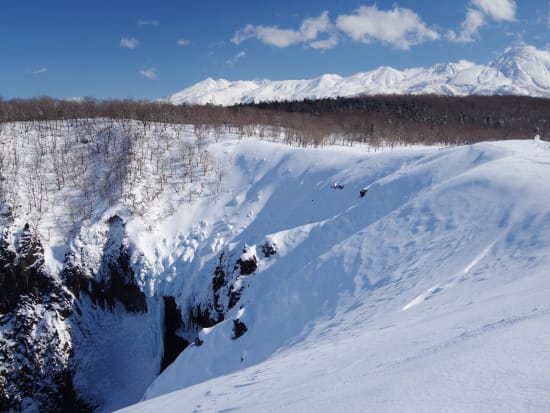 フレペの滝 スノーシューイング 雪の上をサクサク歩いて凍り輝くフレぺの滝へ！雪遊びをしながら進もう♪＜12～3月／ウトロエリア送迎あり＞byシンラ