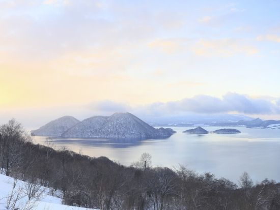 札幌発 登別＆洞爺湖 日帰りバスツアー 地獄谷＋洞爺湖＋昭和新山etc.＜1名から催行／札幌市内発着／日本語・英語・中国語＞