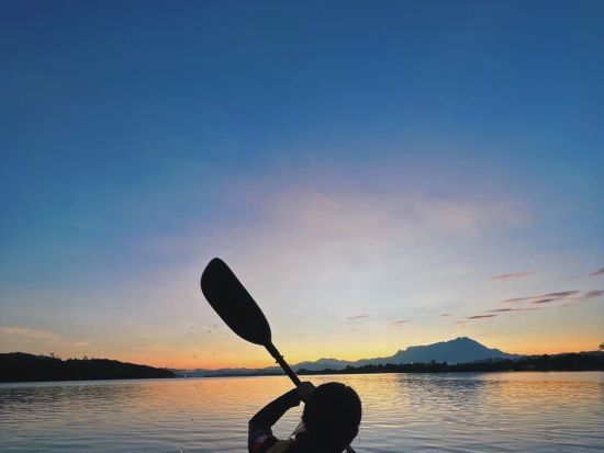 カヤックツアーで熱帯雨林を探索！選べるサンセットまたはサンライズ＜半日／軽食付／英語ガイド／コタキナバル発＞