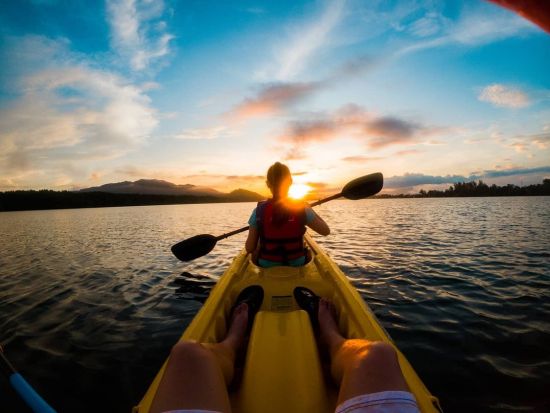 サンライズカヤック＆キウル川ラフティングツアー　早朝から楽しめるセットプラン＜英語ガイド／マレーシア伝統菓子・昼食付／コタキナバル発＞