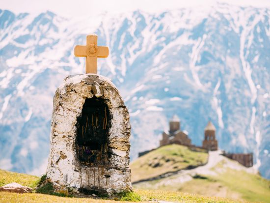 【プライベートツアー】山脈のふもとステッパンツミンダ 日帰りツアー＜車＋ガイド貸切／4月～10月／昼食付／トビリシ発＞