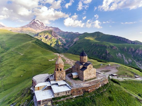 【プライベートツアー】山脈のふもとステッパンツミンダ 日帰りツアー＜車＋ガイド貸切／4月～10月／昼食付／トビリシ発＞