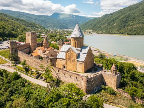 【プライベートツアー】山脈のふもとステッパンツミンダ 日帰りツアー＜車＋ガイド貸切／4月～10月／昼食付／トビリシ発＞
