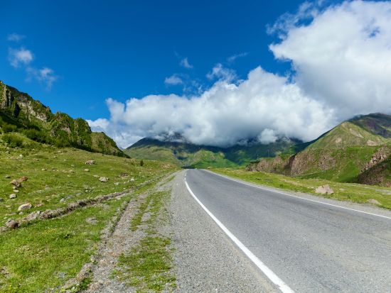 【プライベートツアー】山脈のふもとステッパンツミンダ 日帰りツアー＜車＋ガイド貸切／4月～10月／昼食付／トビリシ発＞