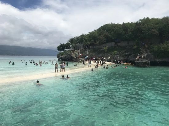 ジンベイザメシュノーケリング+ツマログの滝ツアー　スミロン島シュノーケリング付きプランあり＜日本語ガイド／送迎＞