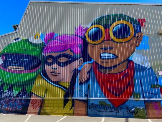 オアフ島フォトジェニックツアー　ピンクピルボックス絶景ハイキング＆ワード・カカアコエリアでのショッピング　レナーズのマラサダ付き