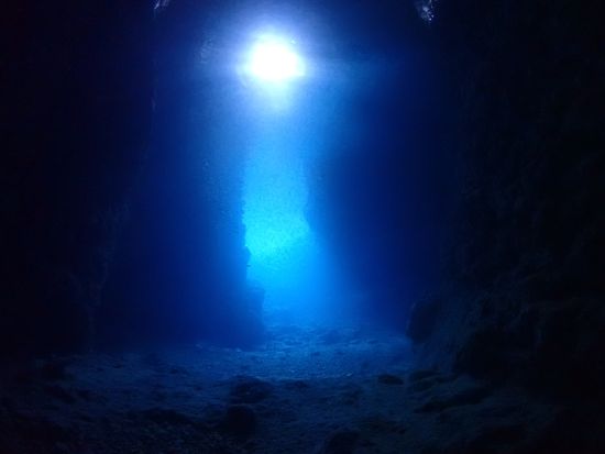 真栄田岬ファンダイビング　初級者の方にオススメ！青の洞窟や馬の背など絶景ポイントへご案内＜ボート／那覇市内ホテル無料送迎＞by オーシャンゲート