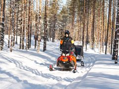 rovaniemi_easy-snowmobile-safari-3_michael-mead_1920x1282-1920x1282