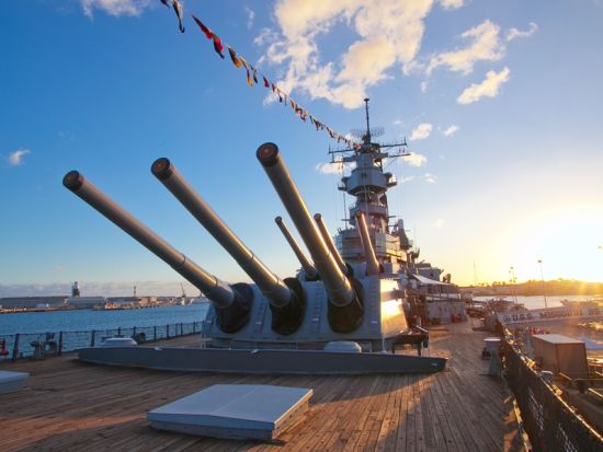 ダイヤモンドヘッド日の出ハイキング＋戦艦ミズーリ見学ツアー　名物レナーズのマラサダ付き＜半日／日本語ドライバーガイドまたは日本語ガイド＞