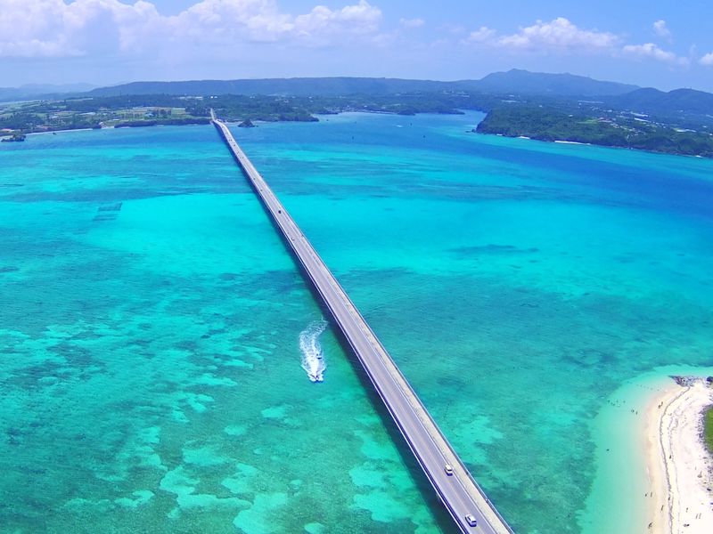 ヘリコプター遊覧プラン 絶景広がる沖縄を空中散歩 選べるコース 1 3名 沖縄かりゆしリゾート オーシャンスパ発 恩納村 沖縄本島の観光 オプショナルツアー専門 Veltra ベルトラ