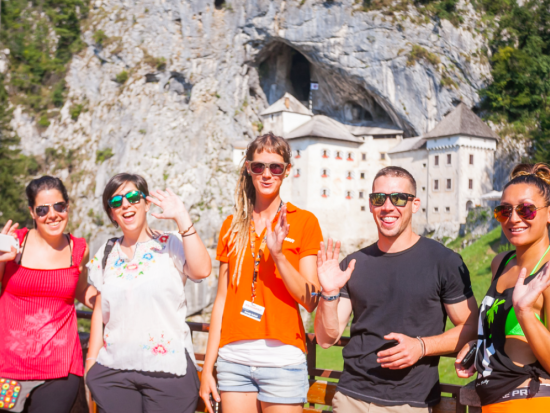 大自然の神秘を体感！ポストイナ鍾乳洞＆ブレジャマ城半日観光ツアー＜英語ガイド／リュブリャナ発＞