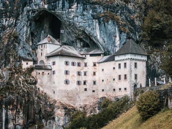 壮大なスケールに感動！ブレッド湖＆ポストイナ鍾乳洞1日観光ツアー＜リュブリャナ発＞