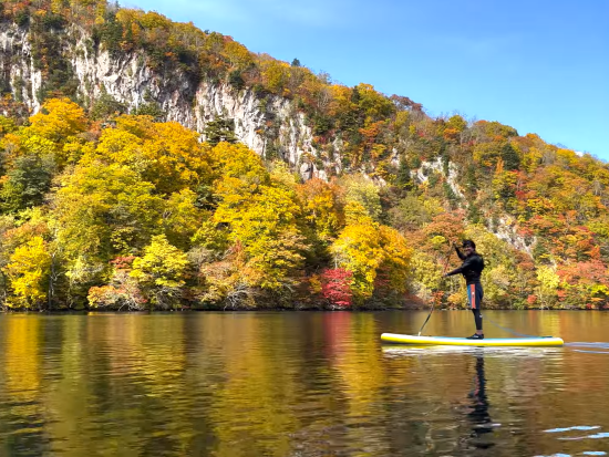 十和田湖 SUP体験　透明度抜群の湖水、移り変わる木々の色…。四季を満喫しながらのSUP体験 ＜7～10月／高校生以上参加可／十和田湖＞by4-Ride