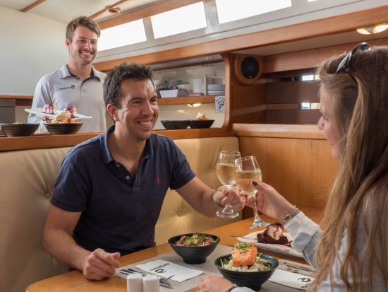 オークランドハーバーディナークルーズ　夜景を眺めながらセーリング体験＜軽食付き／オークランド発＞