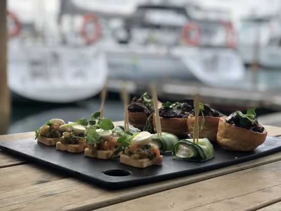 オークランドハーバーディナークルーズ　夜景を眺めながらセーリング体験＜軽食付き／オークランド発＞