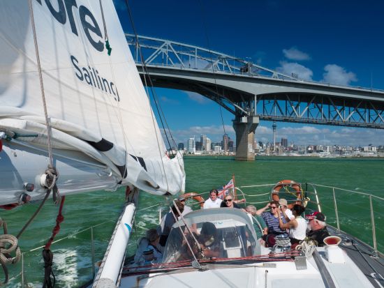 オークランドハーバーディナークルーズ　夜景を眺めながらセーリング体験＜軽食付き／オークランド発＞