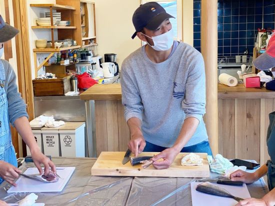 古都鎌倉のゲストハウス「Trawl（トロール）」で漁師に学ぶ魚さばき体験＆一棟貸し宿泊 漁師厳選のしらす詰め合わせ等土産付き＜1泊2日／2～6名／鎌倉＞
