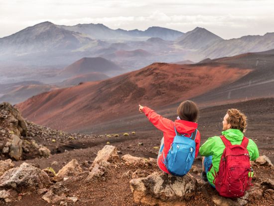 【貸切】ハレアカラ山頂　クレーターハイキングツアー　豊富な知識のローカルガイドと頂上と火口丘を散策　イアオ渓谷観光付きプランあり＜英語ガイド／軽食付き＞